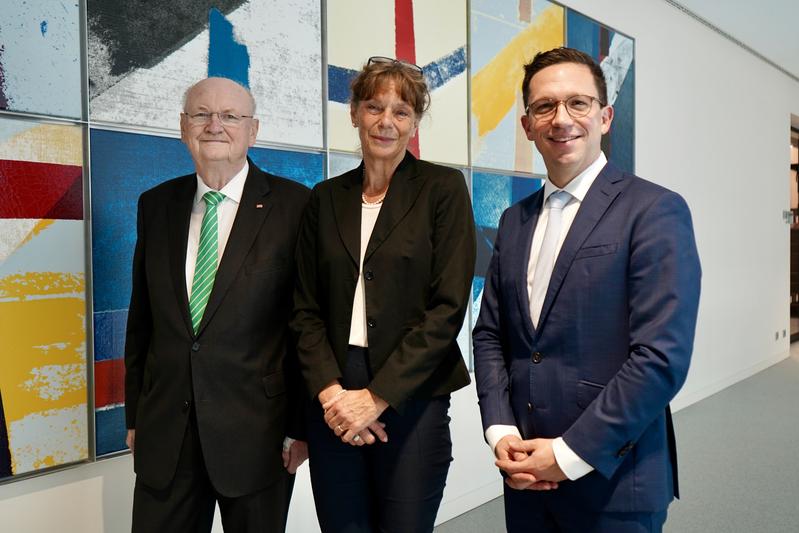‘Outstanding research personality": Minister Falko Mohrs (right) presented Professor Denise Hilfiker-Kleiner as the new MHH president today, together with Professor Michael Manns.