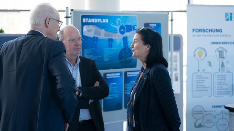 Austausch im Rahmen des Presserundgangs am Tag der Forschung. V.li.n.re.: Prof. Dr. Karl Stoffel, Präsident der Hochschule Koblenz, Thilo Becker, Verbandsgemeindebürgermeister Höhr-Grenzhausen, Prof. Dr. Antje Liersch, Vizepräsidentin Forschung. 