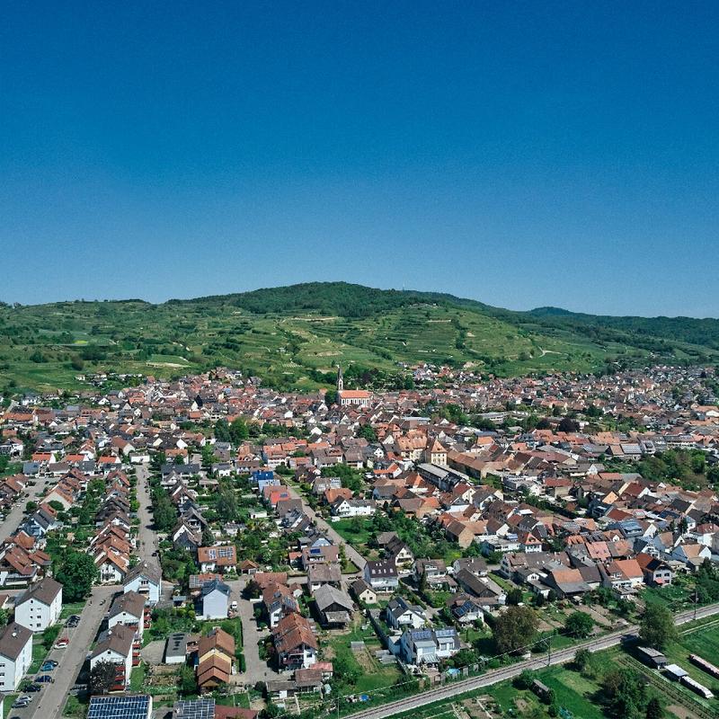 Luftaufnahme von Ihringen im Sommer 2022.
