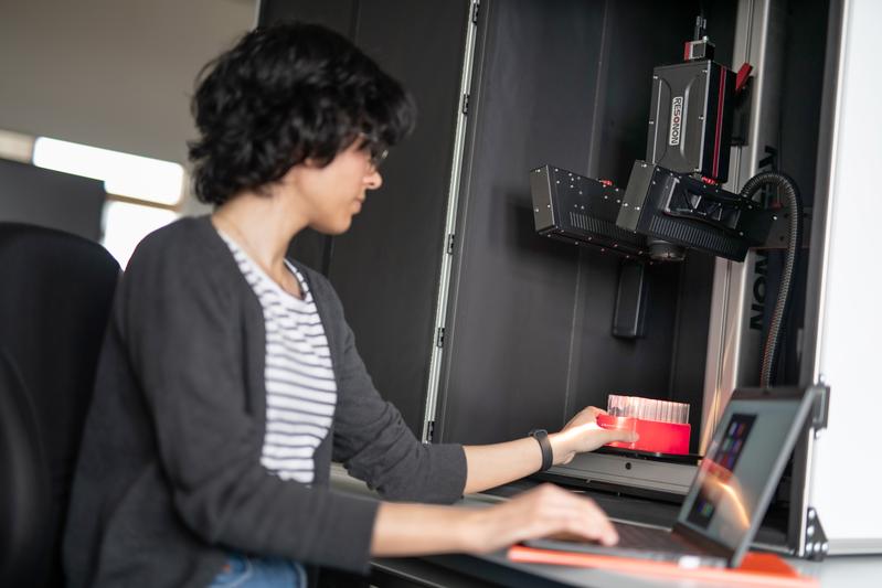 Eine Studierende der FH Dortmund steuert die Hyperspektral-Kamera am Fachbereich Informationstechnik. Mit den Aufnahmen wollen die Forschenden von Endometriose betroffenes Gewebe zuverlässiger erkennen.