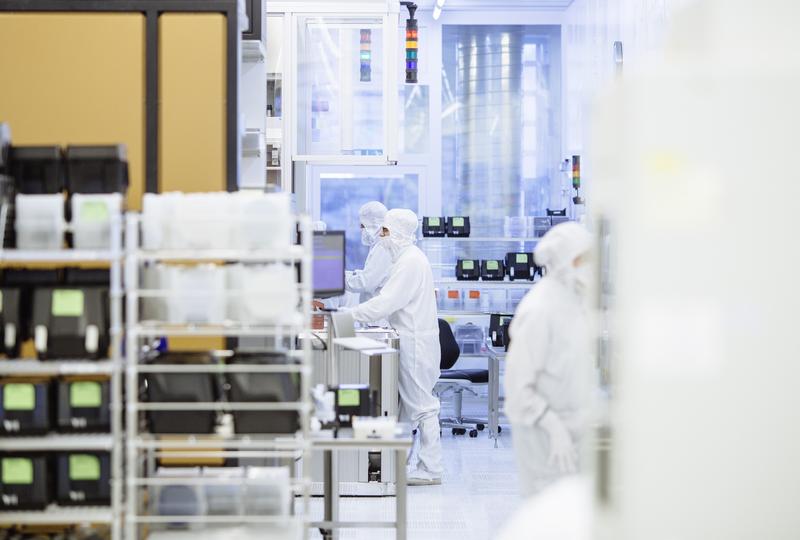 Research & Development in the 200-mm-clean-room.