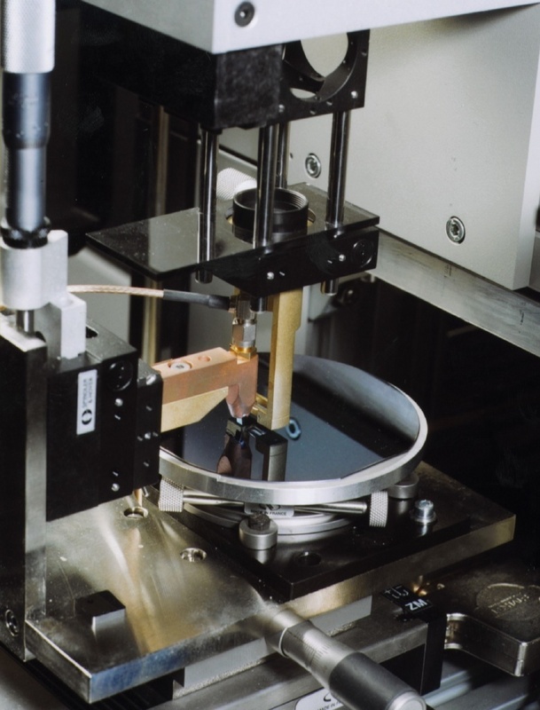 Prüfung eines beschichteten Silizium-Wafers mit dem LAwave®-Verfahren (Foto Fraunhofer IWS Dresden)