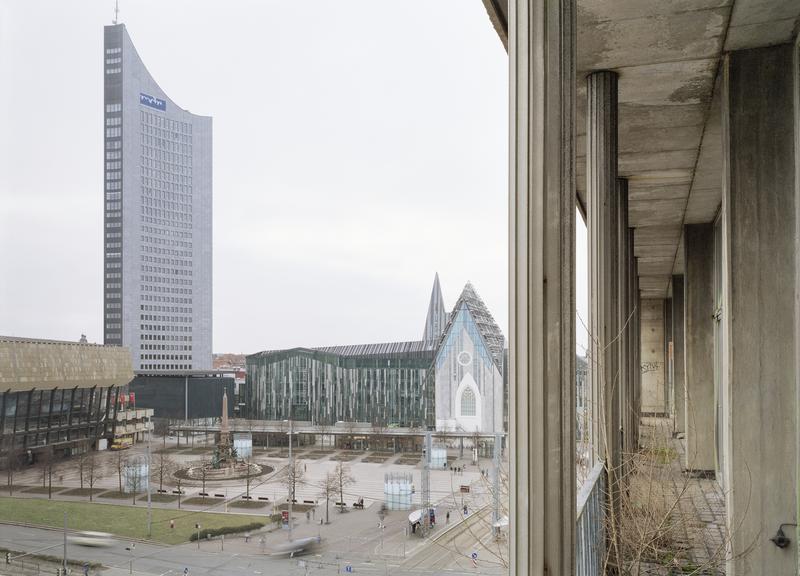 Eines der auf der denkmal gezeigten Bilder der Ausstellung „Ostmoderne Stadt.Ansichten Leipzig“: Blick von der ehemaligen Hauptpost Leipzig auf den Augustusplatz mit Gewandhaus und Universität Leipzig, 2015