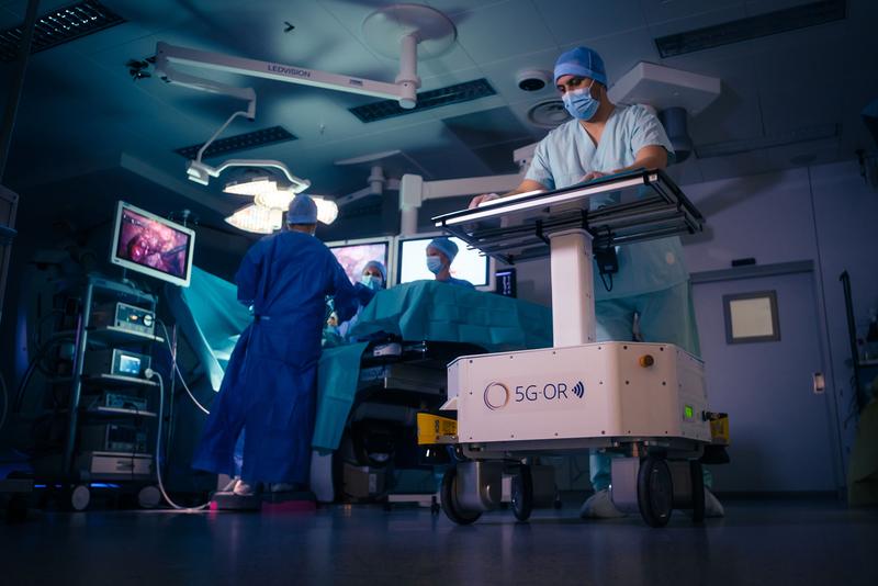 The mobile robotic platform developed by Reutlingen University together with Fraunhofer IPA in the experimental OR in Strasbourg enables the autonomous transport of medical material and instruments.