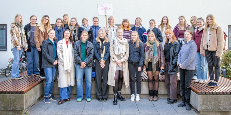 Prof. Sabine Striebich (Mitte) begrüßt die neuen Studierenden der Hebammenwissenschaft an der Universitätsmedizin Halle.