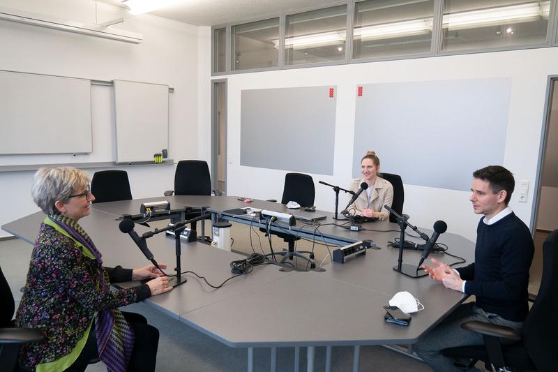 Eine Szene aus dem Podcatsstudio (v. l. n. r.): Sabine Gless, Moderatorin Rebecca Moltmann und Timo Rademacher im Gespräch.
