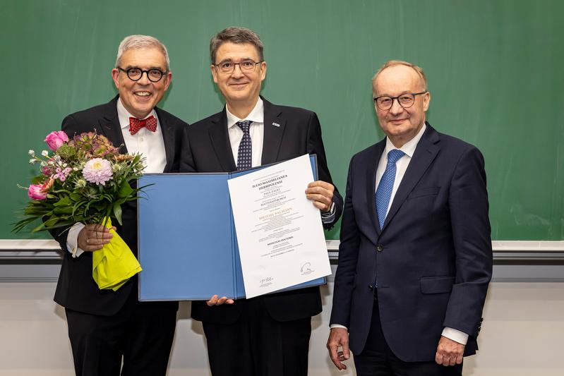 Professor Michael Baumann (Mitte) erhielt die Ehrendoktorwürde der Medizinischen Fakultät Würzburg. Links Dekan Professor Matthias Frosch, rechts Laudator Professor Hermann Einsele.