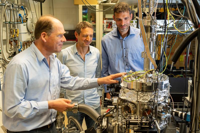 Ionenexperiment im Labor der Arbeitsgruppe von Ferdinand Schmidt-Kaler an der Universität Mainz (von links): Ferdinand Schmidt-Kaler von der Universität Mainz, Markus Hennrich von der Universität Stockholm und Igor Lesanovsky von der Universität Tübingen.