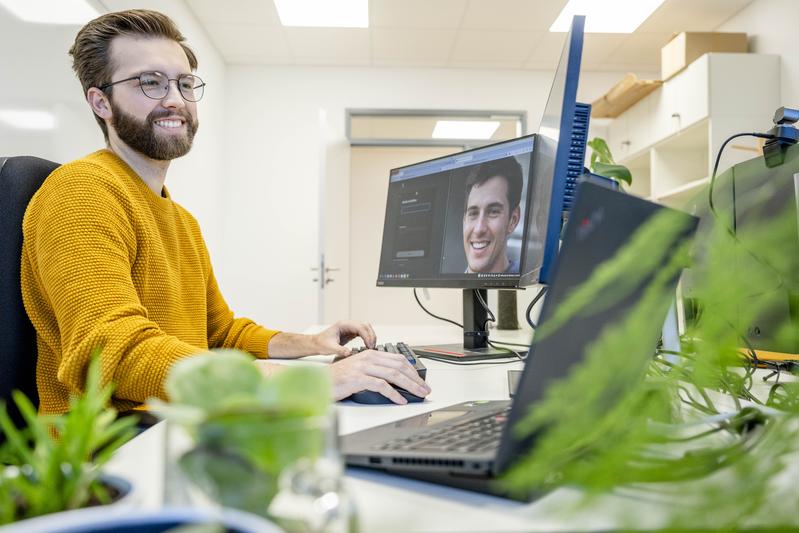 Jonas Ricker forscht an der Fakultät für Informatik und im Exzellenzcluster CASA daran, wie man KI-generierte Inhalte erkennt.