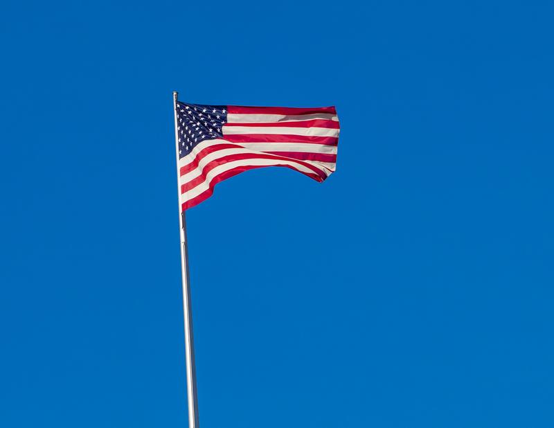 Die US-Flagge auf dem Dach der Botschaft der Vereinigten Staaten von Amerika in Berlin