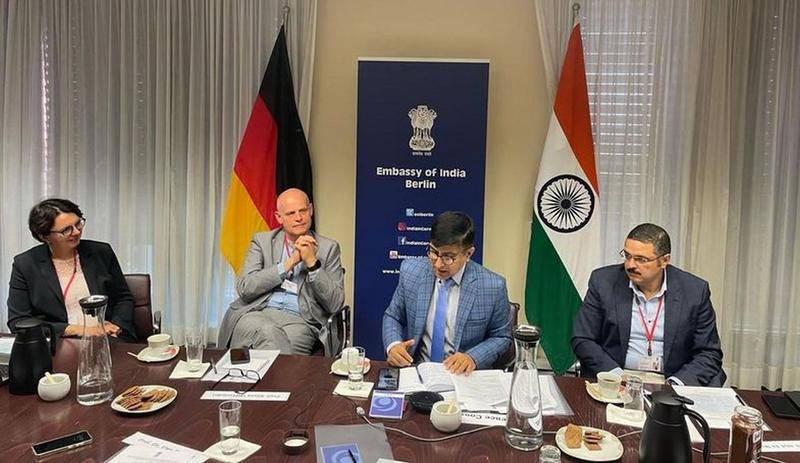 From left: Professor Maren von Köckritz-Blickwede, Professor Klaus Osterrieder (both University of Veterinary Medicine Hannover), Dr Ramanuj Banerjee (Embassy of India) and Dr Ahmed Abd El Wahed (Leipzig University) during the InDeVet launch