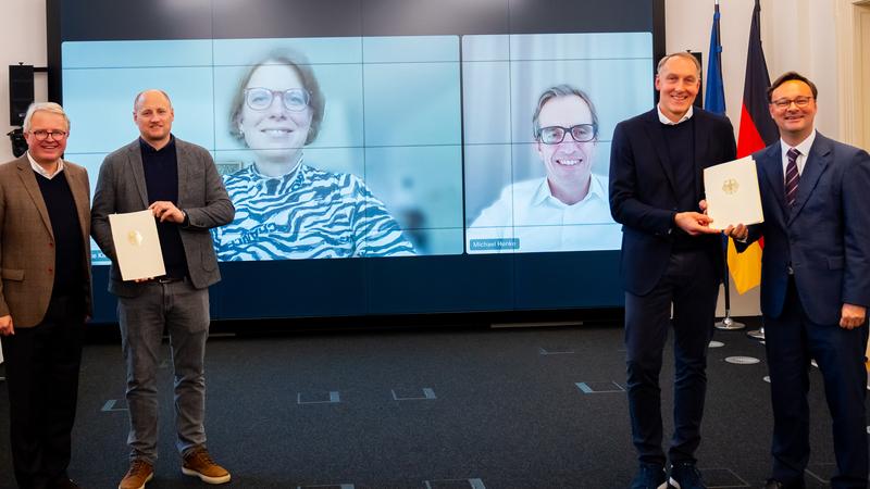 v. l. n. r.: Frank Schäffler (FDP), Dr. Maximilian Austerjost (Fraunhofer IML), Prof. Alice Kirchheim (Fraunhofer IML), Prof. Michael Henke (Fraunhofer IML), Dr. Axel Schulte (Fraunhofer IML), Oliver Luksic (BMDV)