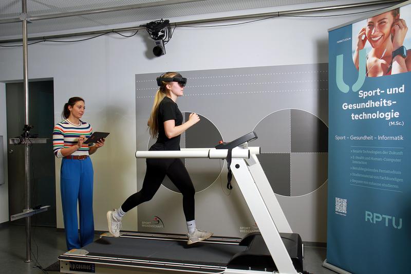 Eva Bartaguiz, Programmmanagerin des weiterbildenden Fernstudiengangs Sport- und Gesundheitstechnologie (li.) und Amelie Herges zeigen: Die Digitalisierung hat im Sport- und Gesundheitssektor längst Einzug gehalten. 