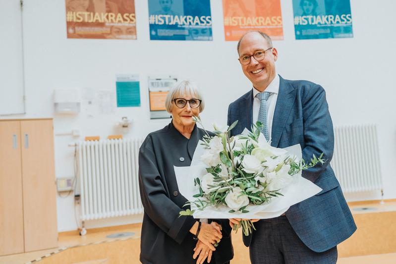 Die kommissarische Präsidentin der Universität zu Lübeck, Prof. Dr. Gabriele Gillessen-Kaesbach, gratuliert ihrem Nachfolger Prof. Dr. Helge Braun
