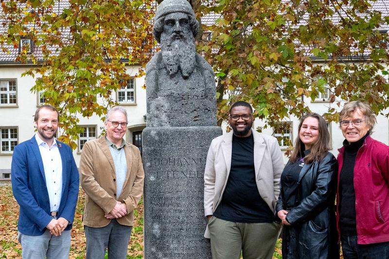 (from right to left) Professor Johann Tempelhof, Bronwynn van Tonder, and Njabulo Mthembu of the North-West University together with Professor Jörg Rogge of the JGU Department of History and Dr. Markus Häfner, Head of JGU's International Office