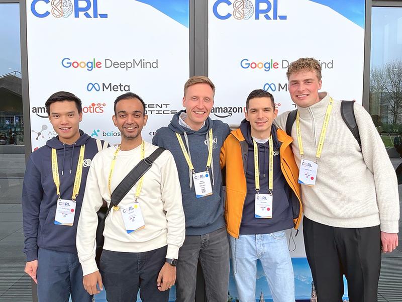 Die Forschungsgruppe SAIROL auf der CoRL (v.l.n.r.): Duc Huy Nguyen, Aditya Bhatt, Dr. Boris Belousov, Oleg Kaidanov, Maximilian Tölle  