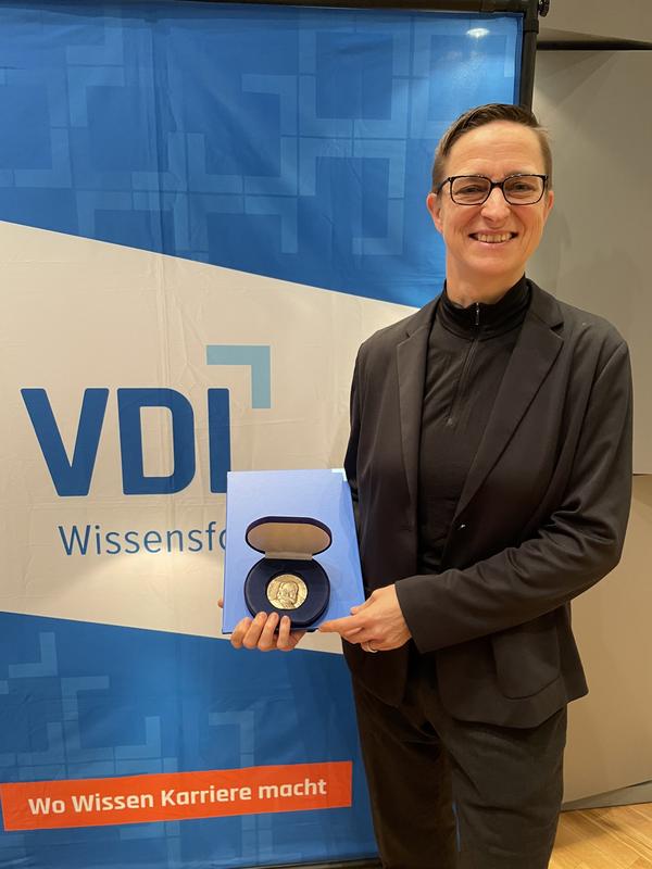 Cornelia Weltzien proudly holds the Max Eyth Gedenkmünze of the VDI. (Photo: ATB)