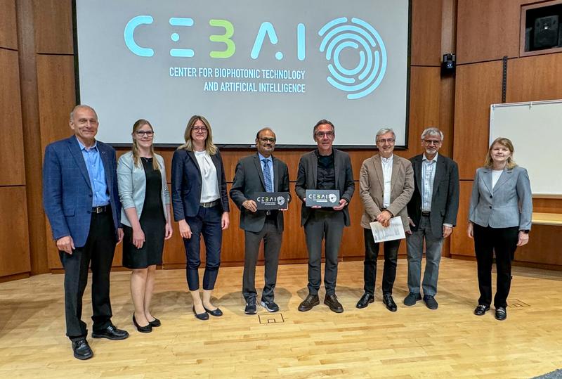 Vertreter:innen der University at Albany und des Leibniz-Instituts für Photonische Technologien feiern die Eröffnung des Center for Biophotonic Technology and Artificial Intelligence (CeBAI) an der University at Albany, New York.