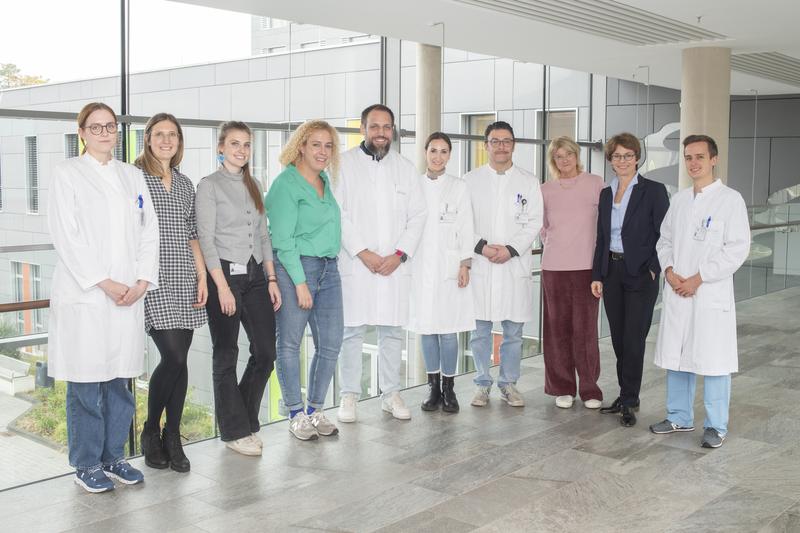 Das Studienteam der Klinik und Poliklinik für Psychiatrie und Psychotherapie des UKB mit Direktorin Prof. Alexandra Philipsen (2. v.r.)