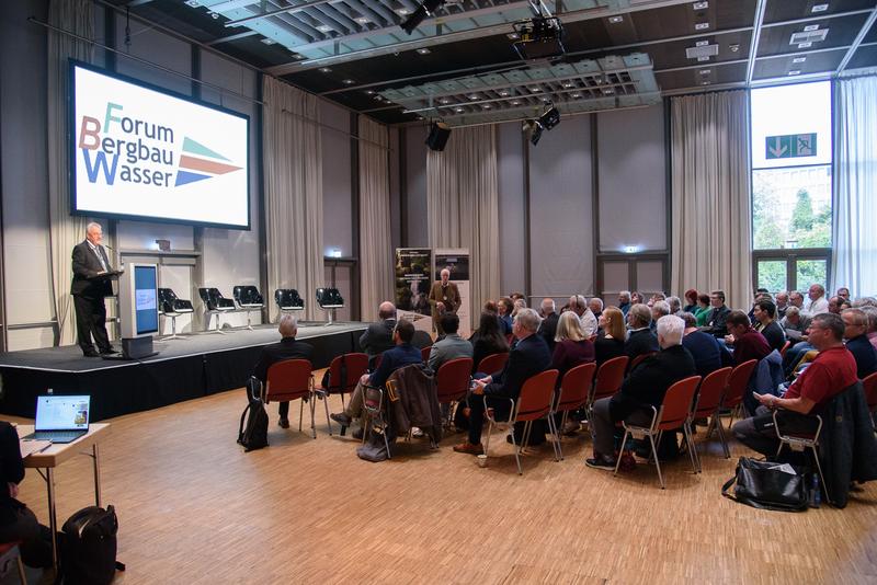 Direktor und Professor a.D. Wilhelm Struckmeier eröffnete die Dialogveranstaltung in der Congresshalle in Saarbrücken.