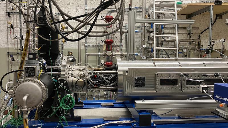 Im Innern dieser Messapparatur an der ETH Zürich werden Einspritzdüsen für Wasserstoffantriebe getestet. Die Forschenden können darin reale Bedingungen auf Reiseflughöhe nachbilden.