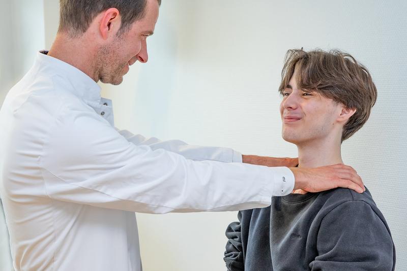 Professor Dr. Dingemann untersucht Patient Niklas L. 