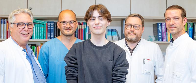 Combined surgical expertise for patient Niklas L. (centre): PD Dr Alexander Horke, PD Dr Murat Avsar, Dr Patrick Zardo and Professor Dr Jens Dingemann. 