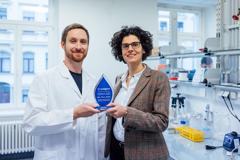 Dr. Robert Serfling und Prof. Dr. Irene Coin mit der Auszeichnung „Blaue Flamme“.