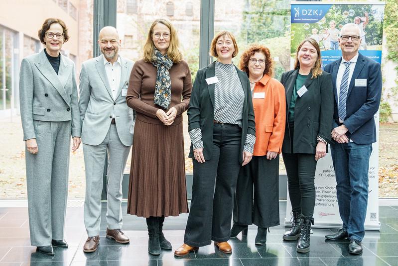Gruppenbild v.l.n.r.: Dr. Christiane Stehle, Prof. Dr. Michael Kölch, Bettina Martin, Prof. Dr. Neeltje van den Berg, Prof. Dr. Katharina Riedel, Prof. Dr. Silke Schmidt-Schuchert, Prof. Dr. Karlhans Endlich