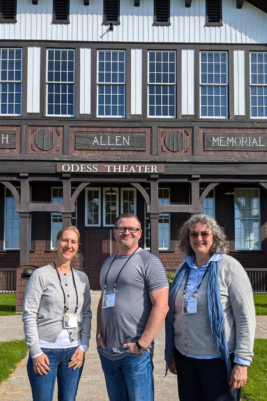 2_(vlnr) Dr. Ivonne Kaiser, Dr. Zachary R. Jones, Ethnohistoriker und Sammlungsmanager im Historical Park Sitka, und Dr. Gudrun Bucher während der „Sharing our Knowledge“-Konferenz