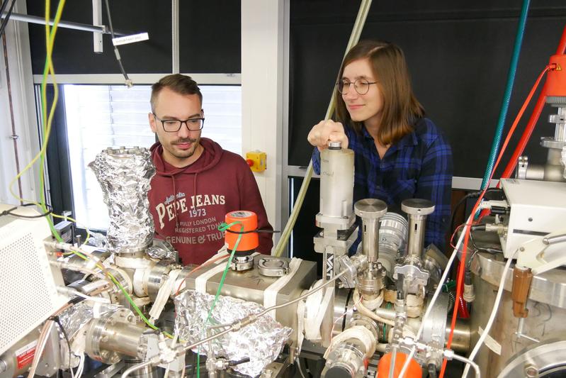 Philipp Meyer und Svenja Jäger im Labor an der Ruhr-Universität Bochum