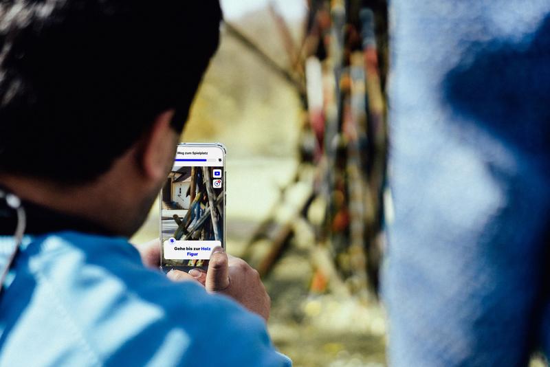 Im ersten Schritt werden bei der Erkundungsbegehung wichtige Merkpunkte, so genannte Landmarks, auf der gewünschten Route fotografiert. 