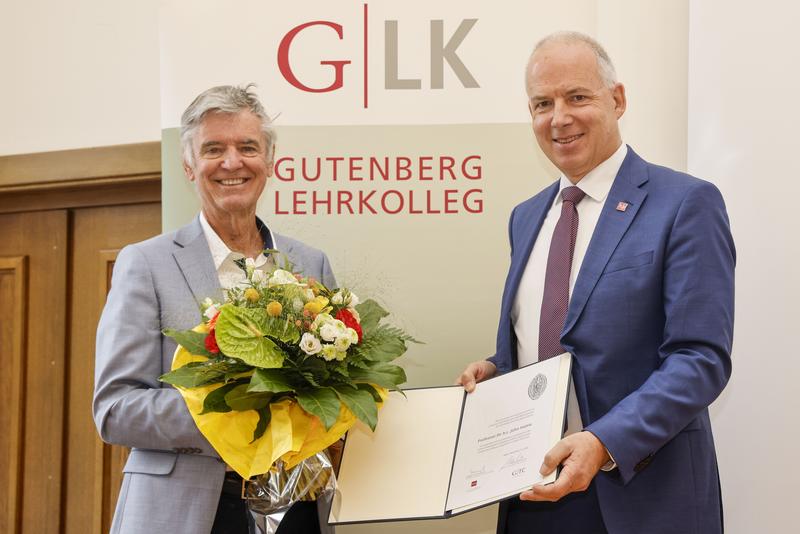 Prof. Dr. h.c. John Hattie (l.) wird von JGU-Präsident Prof. Dr. Georg Krausch mit dem Gutenberg Teaching Award ausgezeichnet.