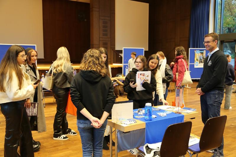 Die Möglichkeit zu vielfältigem Austausch macht den Study Abroad Day so attraktiv. 