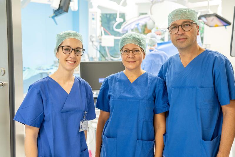 Roboter-assistierte Anhebung des Gebärmutterhalses: (v.l.) Dr. Carolin Schröder, Prof. Dr. Dominique Könsgen-Mustea und Prof. Dr. Dr. Alexander Mustea, Direktor der Klinik für Gynäkologie, führen die Operation mit dem DaVinci-System erfolgreich durch.