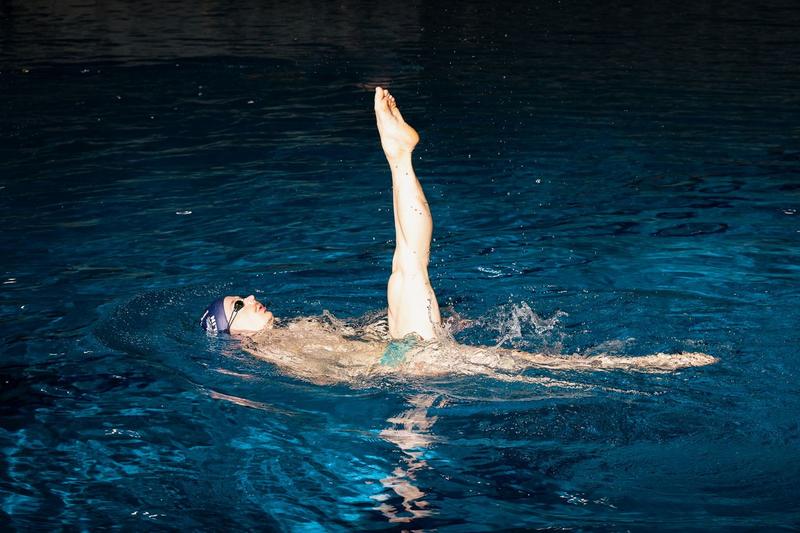 Frithjof Seidel beim Training von Figuren, die Bestandteile einer Kür beim Synchronschwimmen sind. 