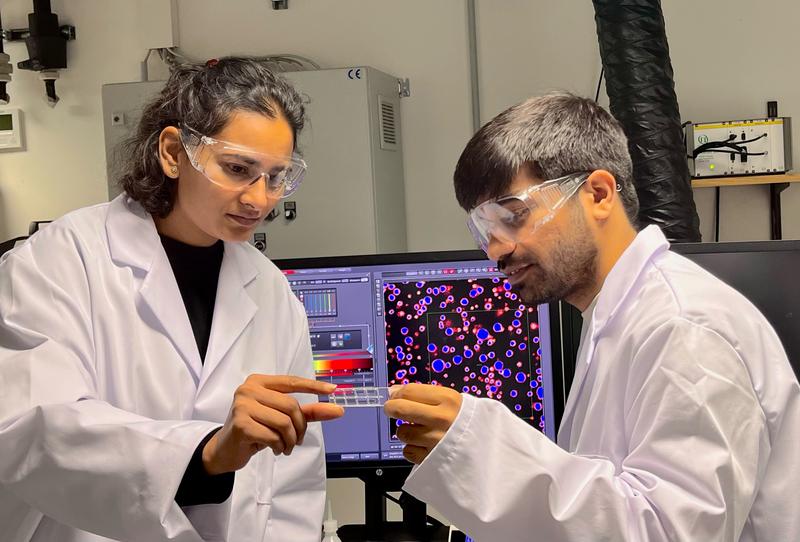 Professor Shikha Dhiman (left) and Mohit Kumar in the lab at JGU