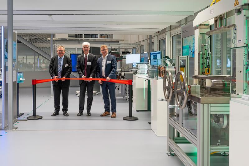 (v.l.n.r.) Thomas Meißner, Berlin Partner für Wirtschaft und Technologie GmbH, Prof. Dr. h. c. Dr.-Ing. Eckart Uhlmann, Fraunhofer IPK und Dirk Schulze, IG Metall Berlin-Branden­burg-Sachsen bei der feierlichen Eröffnung des neuen Reallabors 