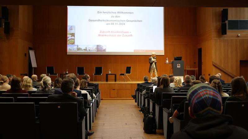 Prof. Dr. Eveline Häusler bei der Begrüßung zu den Gesundheitsökonomischen Gesprächen in der gut besuchten Aula der Hochschule.