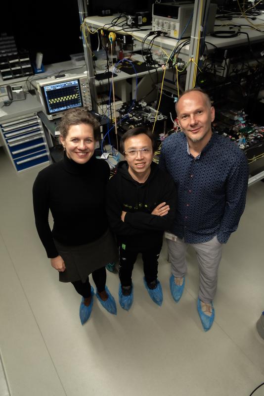 The team in the laboratory: Birgit Stiller, Changlong Zhu and Claudiu Genes.