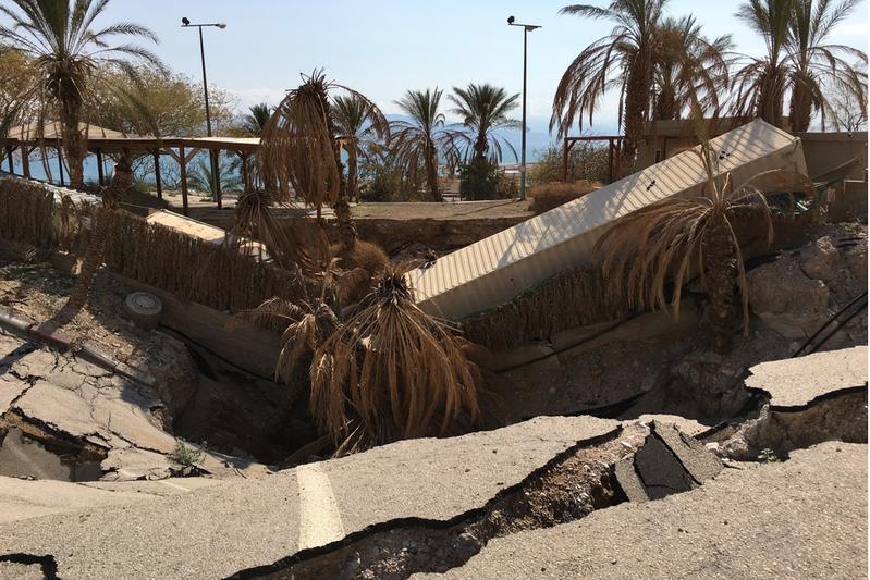 Der Eingangsbereich von Mineral Beach am Toten Meer. Der Einbruchskrater entstand über Nacht, wodurch glücklicherweise niemand zu Schaden kam.