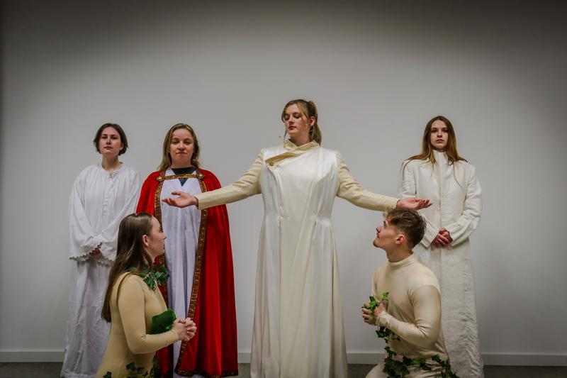 Die Theatergruppe des Instituts für Germanistik der JLU führt den „Sündenfall“ von Veit Garleben auf. Probenszenen: Vorn: Eva (Judith Falentin) und Adam (Tobias Redant), hinten v.l.: Natalie Rempel, Katharina Schneider, Evelyn Janetzky, Laura Puhze