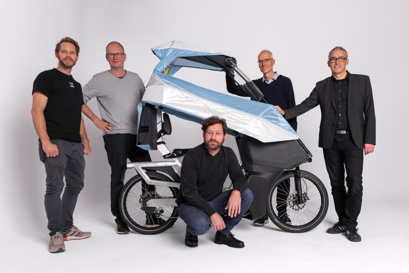Prof. Tom Philipps (h_da, rechts) an DaVe mit (von links) Johannes Rasche, Arndt Graeve (beide Ca Go Bike), Robert Toroczkay (h_da), Stefan Gloger (Ca Go Bike).