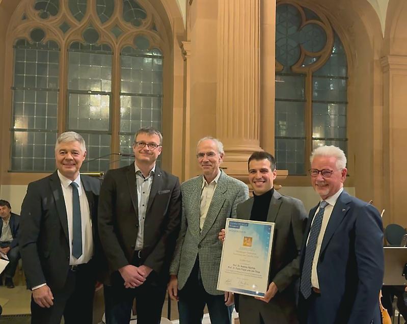 Dr. Manfred Wittenstein (rechts) überreichte den 1. Würzburger Förderpreis Forschung und Transfer beim Festkonzert des Universitätsbundes an (v.r.) Joel Troya un, die Professoren Frank Puppe und Andreas Nüchter. Links Dr. Gunther Schunk, Unibund.