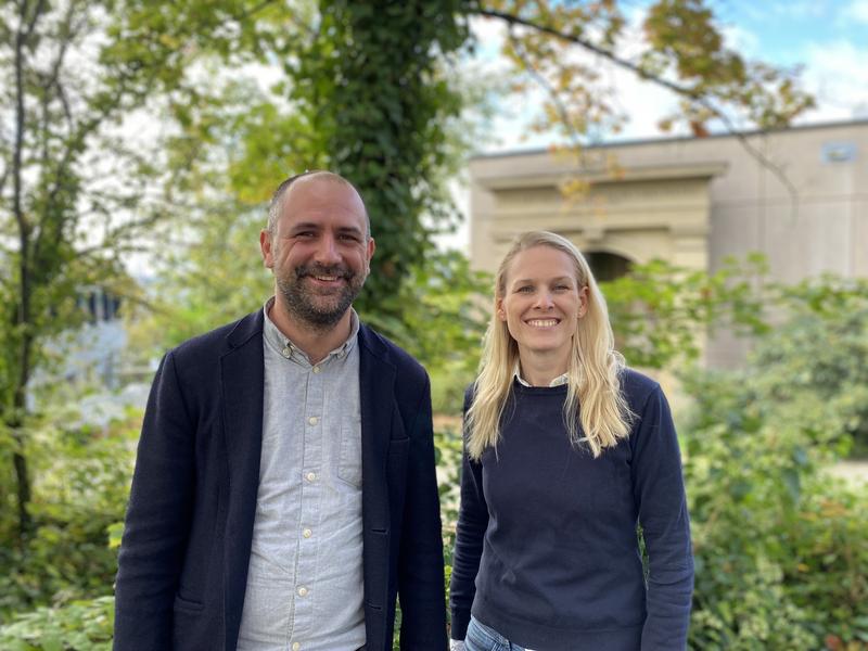 Dr. Vanessa Scholz und Prof. Dr. Lorenz Deserno von der Kinder- und Jugendpsychiatrie des UKW, zeigen in ihrer neuesten Studie, dass die Zunahme der Komplexität von Prozessen und die Abnahme des Entscheidungsrauschens proportional zusammenhängen.