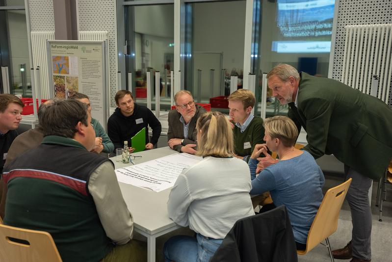 Beim Auftakttreffen wurden unterschiedliche Perspektiven auf Waldnutzung, Wiederbewaldung, Nutzungskonflikte und mögliche Kompromisse diskutiert