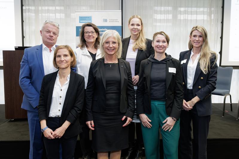 v.l.n.r. Torsten Brandes, Dr. Julia Lang, Dr. Iris Pfeiffer, Ulrike Scharf MdL, Julia Bangerth, Dr. Kristin Hecker, Iris Meik.