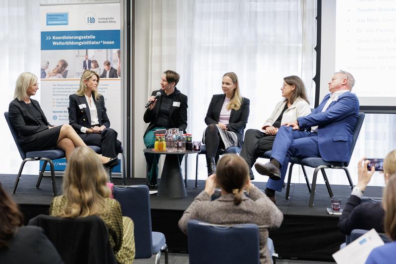 v.l.n.r. Ulrike Scharf MdL, Iris Meik, Dr. Kristin Hecker, Julia Bangerth, Dr. Iris Pfeiffer und Torsten Brandes.