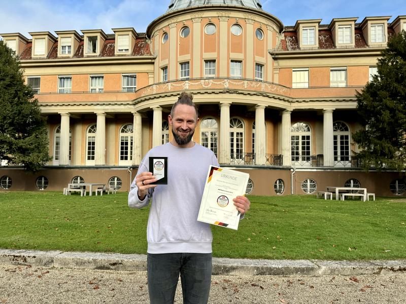 Prof. Dr. Max Happel (Prorektor Forschung) mit dem Deutschen Bildungsaward der MSB in der Kategorie Private Hochschulen (spezialisiert) 2024/25
