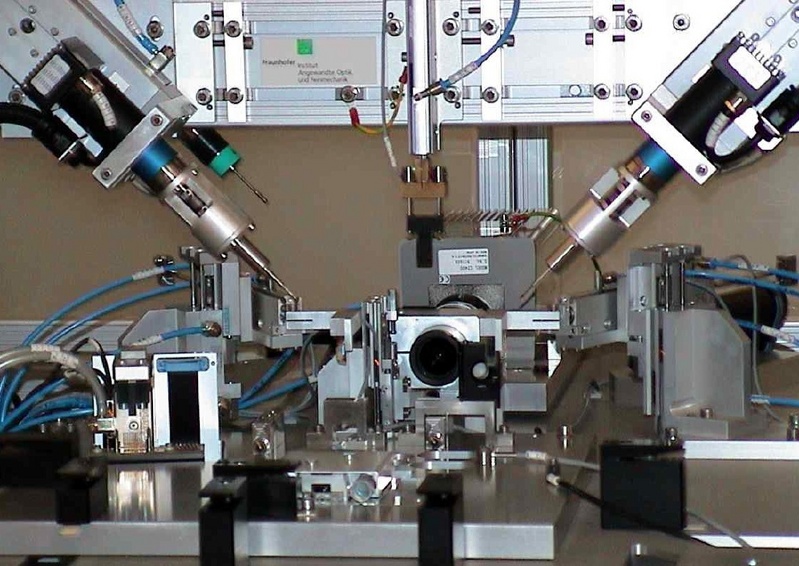 Mit den schrägstehenden Stoßmagneten justiert der Automat Glasfasern genauer als einen Mikrometer. ©Fraunhofer IOF